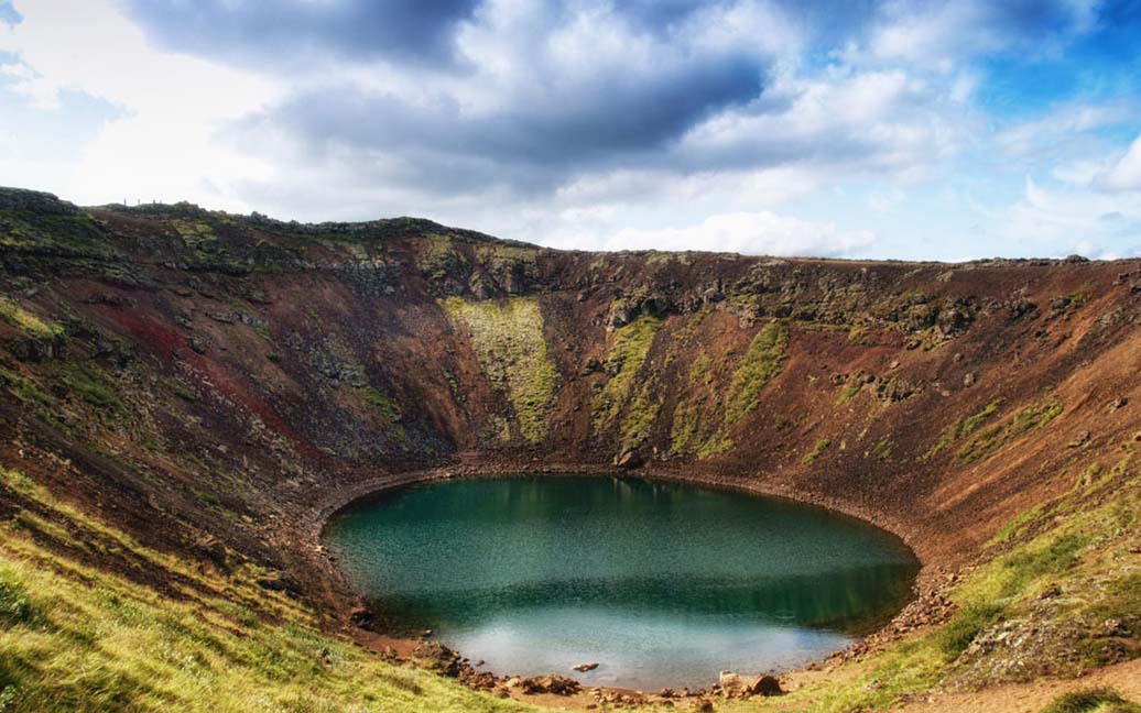 Am Schlackekrater und Grundwassersee des Vulkan Kerid