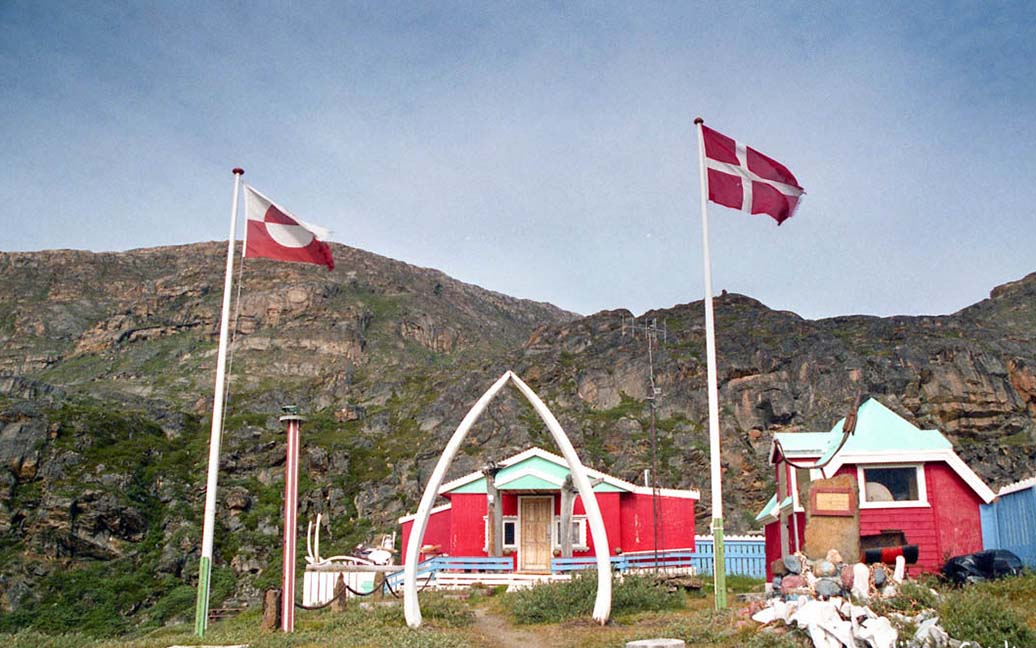 Häuser der Kolonialzeit Bin in Sisimiut und befinde ich mich nun ca. 100 km über dem nördlichen Polarkreis. Es ist die mit ca. 5.200 Einwohnern zweitgrößte Stadt ... Hütte Kisaq - Ankers Hytte Sisimiut • Skigebiet • Hütte Kisaq – Ankers Hytte Sisimiut - Skigebiet • Hütte Kisaq - Ankers Hytte